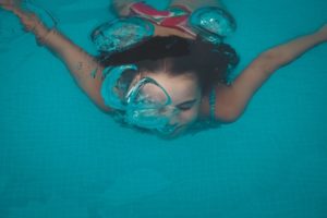nadando bajo agua