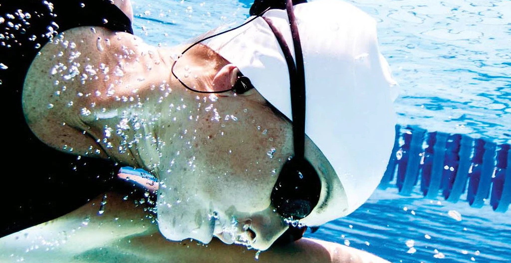 Cómo entrenar en la piscina sin renunciar a la música: así son los  auriculares acuáticos que puedes comprar en